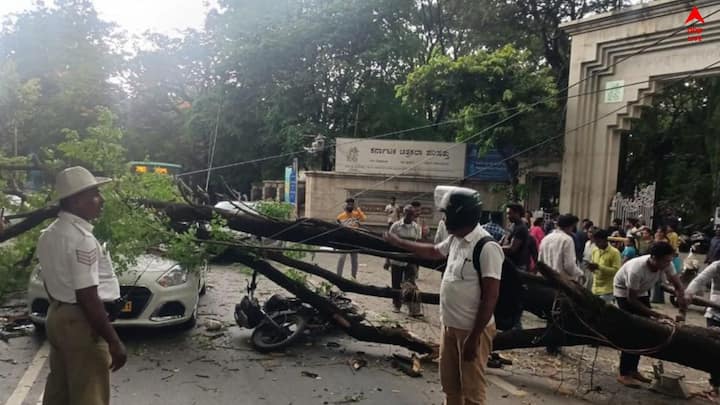 Bengaluru News: বেঙ্গালুরুতে প্রবল ঝড় ও বৃষ্টির জেরে চরম ভোগান্তি। প্রভাব পড়ল পরিবহণেও।