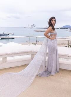 Photos 2023: શિમરી લૂકમાં રેડ કાર્પેટ પર Mrunal Thakurનો જલવો, લાગી એકદમ સુંદર, ફેન્સ બોલ્યા - ‘અમને મારી નાંખે કે શું.....’