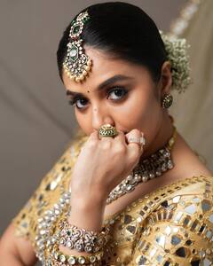 Sreemukhi Pics: చమ్కీల డ్రెస్ లో శ్రీముఖి- అందాలతో కనువిందు