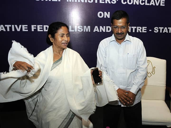 Kejriwal and Mamata Banarjee standing next to each other.