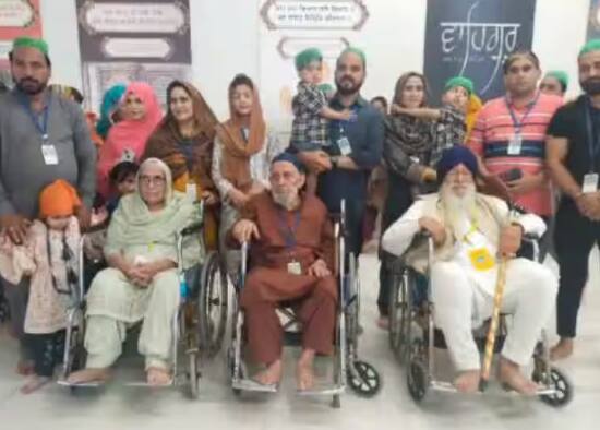 kartarpur-corridor-family-meetup-separated-by-partition-siblings-reunite-after-75-years-at-pakistan-kartarpur ਵੰਡ ਵੇਲੇ ਵੱਖ ਹੋਏ ਭੈਣ-ਭਰਾ ਦਾ ਸੋਸ਼ਲ ਮੀਡੀਆ ਨੇ ਕਰਾਇਆ ਮੇਲ, ਭਰਾ ਅਬਦੁਲ ਨੂੰ ਇਦਾਂ ਮਿਲੀ ਮਹਿੰਦਰ ਕੌਰ