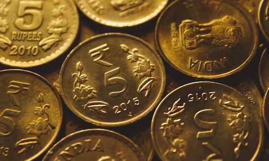 ਇਹ ਚਿੰਨ੍ਹ ਦੇਵਨਾਗਰੀ ਦੇ ‘ਆਰ’ ਅਤੇ ਲਾਤੀਨੀ ਦੇ ‘ਆਰ’ ਨੂੰ ਮਿਲਾ ਕੇ ਬਣਾਇਆ ਗਿਆ ਹੈ। ਉਦੈ ਕੁਮਾਰ ਨੂੰ ਆਰਬੀਆਈ ਨੇ 2.5 ਲੱਖ ਦਾ ਇਨਾਮ ਵੀ ਦਿੱਤਾ ਸੀ।