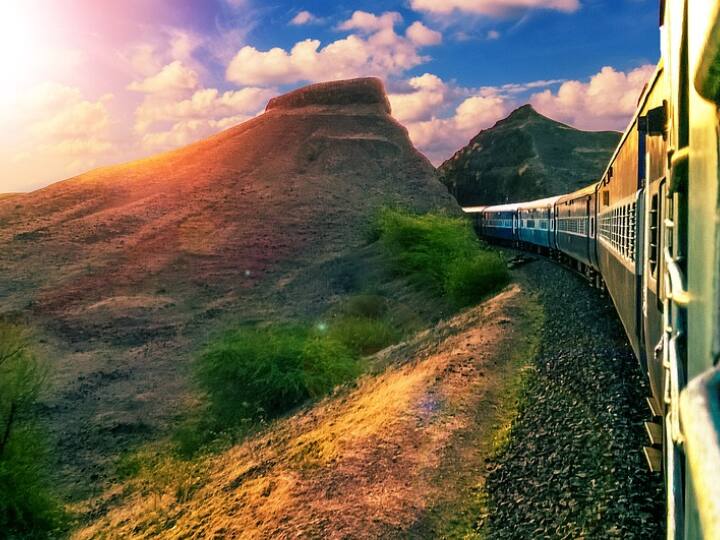 शताब्दी एक्सप्रेस ट्रेन को पूर्व प्रधानमंत्री जवाहर लाल नेहरु के 100 वें जन्मदिवस की वर्षगांठ पर शुरू किया गया था. इसलिए इसका नाम 'शताब्दी एक्सप्रेस' रखा गया.