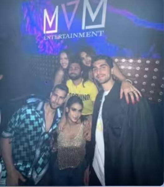 ਪਾਰਟੀ 'ਚ ਨਿਆਸਾ ਦੇਵਗਨ ਪਹਿਰਾਵੇ 'ਚ ਪਹੁੰਚੀ। ਉਸ ਦੇ ਗਲੈਮਰਸ ਲੁੱਕ ਨੇ ਇੰਟਰਨੈੱਟ 'ਤੇ ਛਾਈ ਹੋਈ ਹੈ।