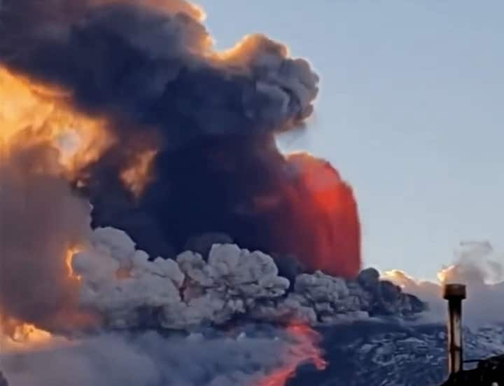 यूरोप का सबसे ऊंचा ज्वालामुखी पर्वत माउंट एटना (Mount Etna) एक बार फिर दहक उठा है. उससे लावा, राख, गैस का उदगार हो रहा है. हजारों फीट उूंचाई तक धूल फैल गई है. इससे चलते फ्लाइट्स कैंसिल कर दी गई हैं.