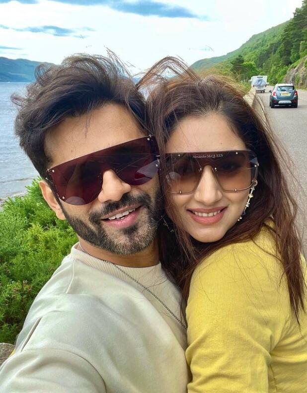 दिशा के 26वें जन्मदिन पर राहुल ने उन्हें बिग बॉस 14 के घर के अंदर से प्रपोज करने का फैसला किया था. नके दोस्त एली गोनी ने टी-शर्ट पर प्रपोजल लिखकर उनकी मदद की और राहुल ने उस दिन नेशनल टेलीविजन पर दिशा को सबसे रोमांटिक तरीके से प्रोपोज किया था. उनकी टी-शर्ट पर लिखा था, HBD दिशा, मुझसे शादी करो! दिशा ने कॉल पर उनके प्रस्ताव का जवाब दिया लेकिन उनके माइंड में कुछ स्पेशल था.