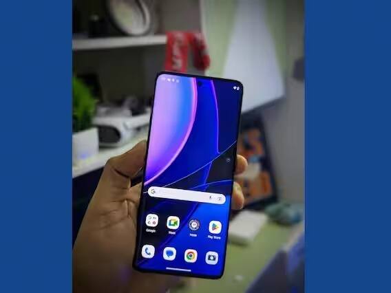 Motorola Edge 40 मोबाईलमध्ये 4400mAh इतकी शक्तीशाली बॅटरी देण्यात आहे. या फोनची बॅटरी 68 वॅटची फास्ट चार्जिंग आणि 15 वॅटच्या वायरलेस चार्जिंगसोबत उपलब्ध होणार आहे.