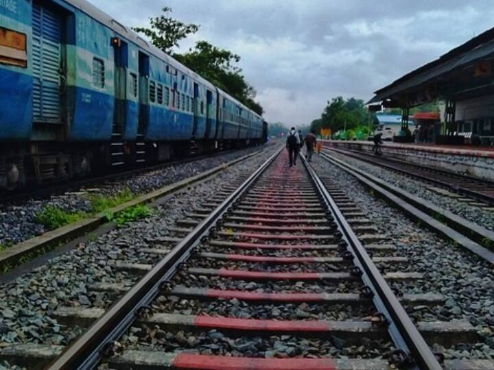 इसके अलावा लोकेशन यानी किसी धार्मिक महत्व की जगह के नाम पर भी इनका नाम रखा जाता है. खास जगह पर स्थित धरोहर के नाम पर भी ट्रेनों का नाम रखा जाता है.