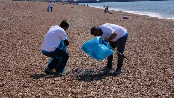 India’s G20 Presidency র অংশ হিসেবে অঙ্গ হিসেবেই রবিবার সৈকত পরিষ্কার করার উদ্যোগ নেওয়া হল ব্রাইটন ও হভ-এ। লন্ডনের ভারতীয় হাইকমিশন রবিবার ব্রাইটন সৈকতে একটি পরিচ্ছন্নতা অভিযানের আয়োজন করে।