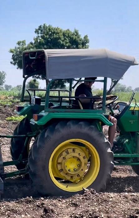 अभिनेता आकाश ठोसरला 'सैराट' या सिनेमाच्या माध्यमातून चांगलीच लोकप्रियता मिळाली आहे.