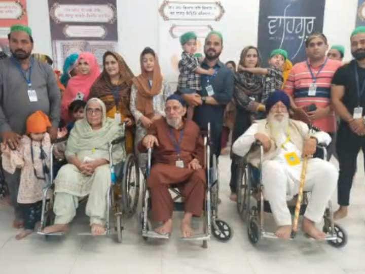 Kartarpur Corridor Family Meetup Separated By Partition Siblings Reunite After 75 Years At Pakistan Kartarpur बंटवारे के समय जुदा हुए भाई-बहन को सोशल मीडिया ने मिलवाया, भाई अब्दुल से कुछ इस तरह मिलीं महेंद्र कौर