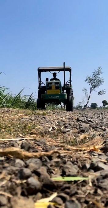 आकाशने सध्या त्याच्या कामातून ब्रेक घेतला असून तो आता गावी शेतीच्या कामात रमला आहे.