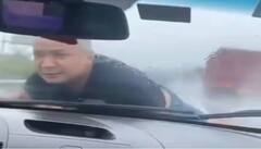 ਬਾਰਿਸ਼ ਦੌਰਾਨ ਪਤੀ ਨੇ ਸਾਬਕਾ ਪਤਨੀ ਦੀ ਕਾਰ ਦੇ ਬੋਨਟ 'ਤੇ ਮਾਰੀ ਛਾਲ, ਵੀਡੀਓ ਦੇਖ ਦਹਿਲ ਜਾਵੇਗਾ ਦਿਲ !