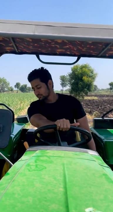 आकाश ठोसरने ट्रॅक्टर चालवतानाचा व्हिडीओ सोशल मीडियावर शेअर केला आहे.