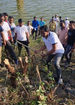 Photo : हातात कुऱ्हाड घेऊन जेव्हा रावसाहेब दानवे काटेरी झुडपे तोडतात, पाहा फोटो