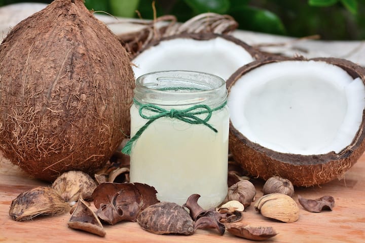 Coconut Oil: সারা ভারতেই পছন্দসই খাবারের পদ তৈরিতে হামেশাই কাজে লাগে নারকেল। দক্ষিণ ভারতে রান্নায় ব্যবহৃত হয় নারকেল তেল।