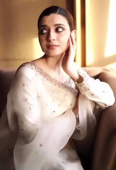 Nimrat Khaira: ਨਿਮਰਤ ਖਹਿਰਾ ਦੀ ਨਵੀਆਂ ਤਸਵੀਰਾਂ ਦੇਖ ਤੁਹਾਨੂੰ ਆਵੇਗੀ ਪੁਰਾਣੇ ਜ਼ਮਾਨੇ ਦੀਆਂ ਅਭਿਨੇਤਰੀਆਂ ਦੀ ਯਾਦ, ਦੇਖੋ ਕਿੱਲਰ ਲੁੱਕ