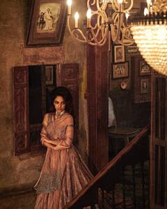 హాట్ లుక్స్ తో కవ్విస్తున్న తెనాలి పిల్ల.. క్లీవేజ్ షోతో సెగలు రేపుతున్న శోభిత!