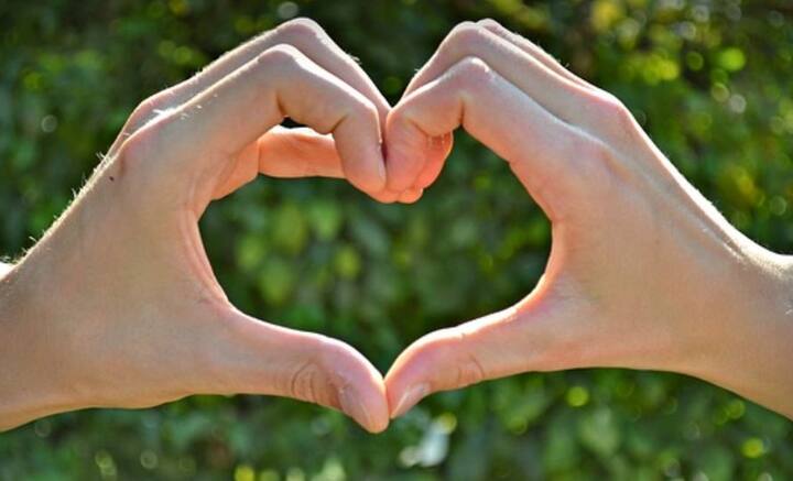 সম্পর্কে ভালবাসার সংজ্ঞা পাল্টে যেতে পারে। কিন্তু পরস্পরের প্রতি সম্মান হারালে চলে না। পরস্পরকে সম্মান না করলে, মানসিক শান্তিও বিঘ্নিত হয়।