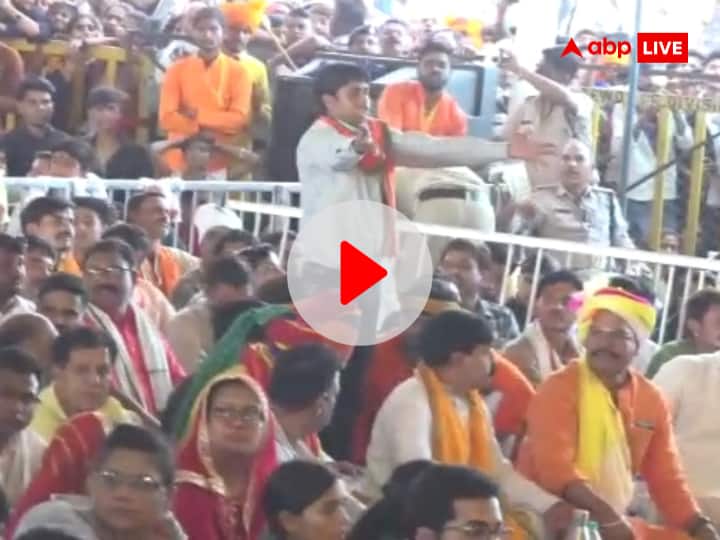 Bageshwar Dham Madhya Pradesh sagar dhirendra krishna shastri divya darbar minister PA viral video ann Watch: धीरेंद्र कृष्ण शास्त्री के दरबार में मंत्री के PA पर चढ़ा 'भूत', वीडियो वायरल