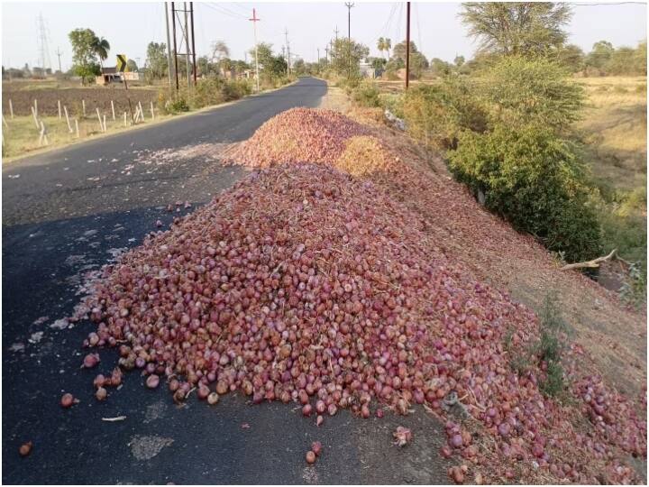 Ujjain Onion Prices Decreased to 3 rupees per kg in wholesale market Angry farmers throw crops on Roads ann Ujjain: प्याज के गिरते दाम ने मंडी में मचाया हाहाकार, बिक रहे 3 रुपये किलो, हताश किसानों ने सड़कों पर फेंका