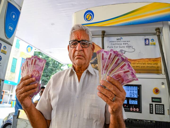 Even when attempting to use Rs 2,000 notes at petrol pumps, people encountered difficulties. (Image Source: PTI)