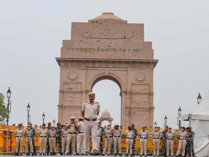 Security personnel deployed at India Gate for the candlelight march. Ahead of the march, a senior police official told PTI that 500 protestors were expected to join the march. Image Source: PTI