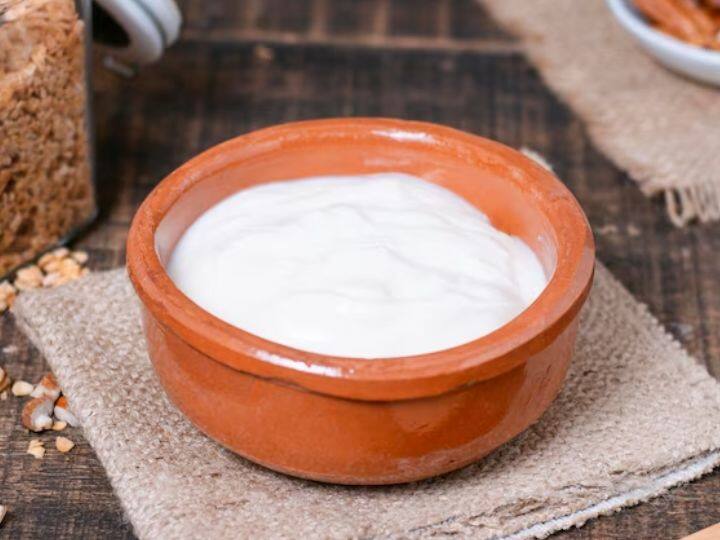 चूंकि मिट्टी के बर्तनों को प्राकृतिक मिट्टी से बनाया जाता है, इसलिए इसमें कैल्शियम, आयरन और मैग्नीशियम जैसे कई जरूरी मिनरल्स पाए जाते हैं. जब दही को इन बर्तनों में जमाया या रखा जाता है, तब ये सभी मिनरल्स दही के साथ जुड़े जाते हैं और इसे और ज्यादा पौष्टिक बना देते हैं.