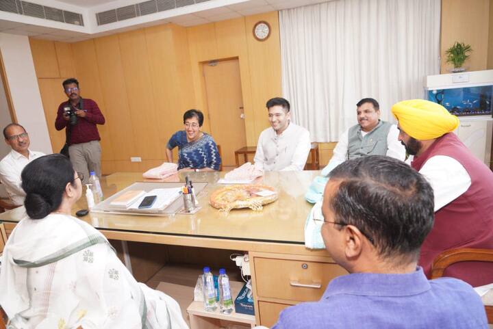 এ প্রসঙ্গে দিলীপ ঘোষ বলেছেন,মোদির সামনে কে যাবে, সেটা ঠিক করতে পারছে না। একটা মুরগি খোঁজা হচ্ছে। তাই এক এক জন করে আসছে, সবাই ঘুরেফিরে কলকাতায় আসছে।