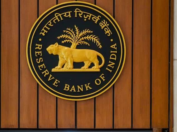 હવે RBI ગવર્નર શક્તિકાંત દાસે આ અંગે નિવેદન આપ્યું છે. બેંકમાં 2000ની નોટ જમા કરાવવા પર પાન કાર્ડ આપવાના સવાલ પર આરબીઆઈ ગવર્નરે કહ્યું કે 20 હજારની નોટ જમા કરાવવા અને બદલવા પર કોઈપણ પ્રકારના દસ્તાવેજની જરૂર નથી.