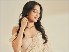 Neha Shetty Latest Pics : చీర కట్టిన రాధిక అలియాస్ నేహా - బ్లాక్ కాదండోయ్!