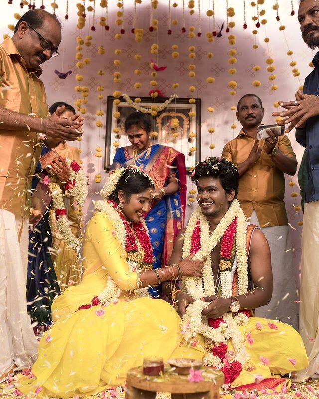 அடுத்ததாக இன்ஸ்டா பிரபலங்கள் சூழ, இவரின் வரவேற்பு விழா கோலாகலமாக நடைப்பெற்றது.