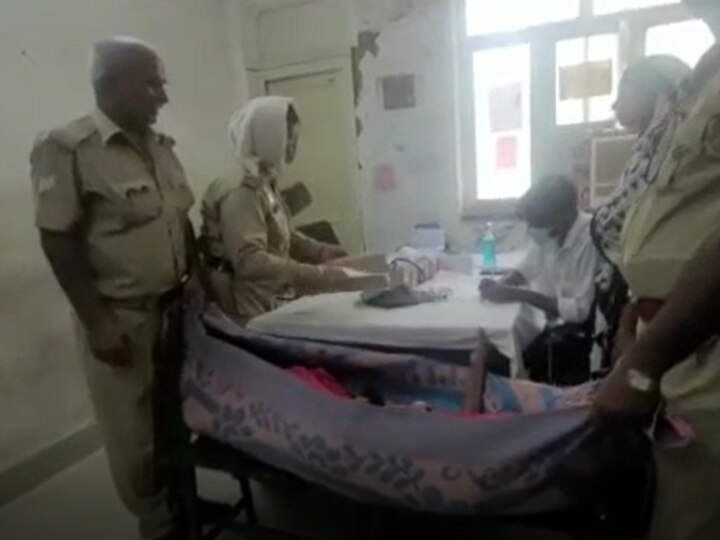 UP News: देवरिया मेडिकल कॉलेज में महिला कैदी को नहीं मिला स्ट्रेचर, बेड के बजाए चटाई पर डॉक्टर ने किया इलाज