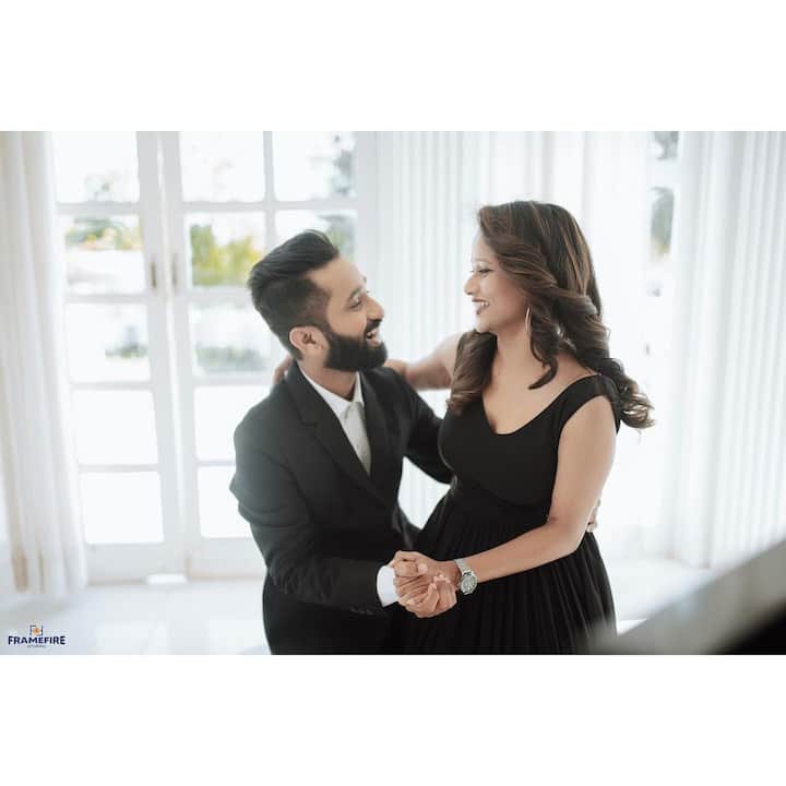फोटोमधील दत्तू आणि त्याच्या पत्नीच्या लूकनं अनेकांचे लक्ष वेधले आहे.