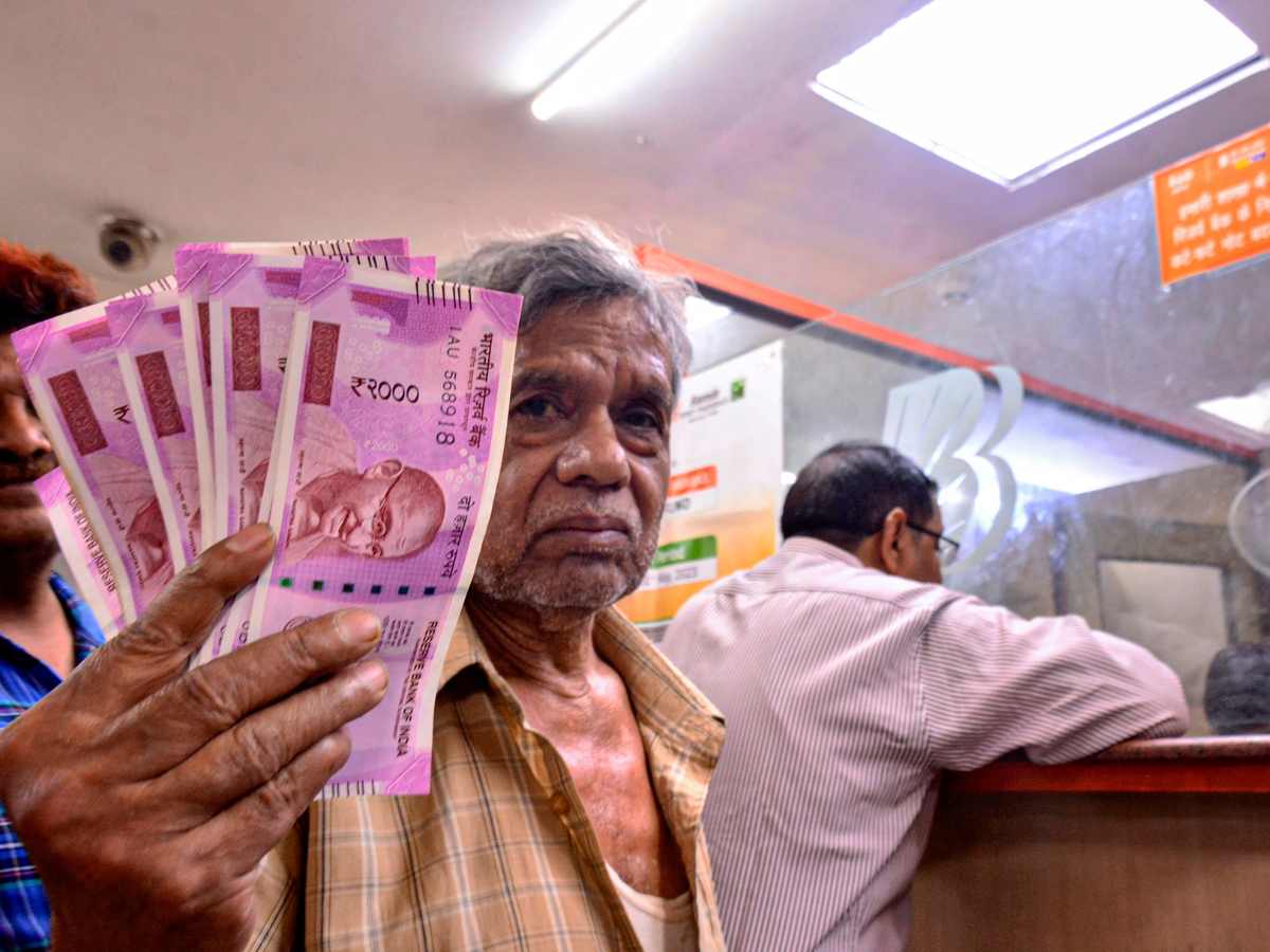 Cash for queues: people paid to stand in line amid India's bank note crisis, India