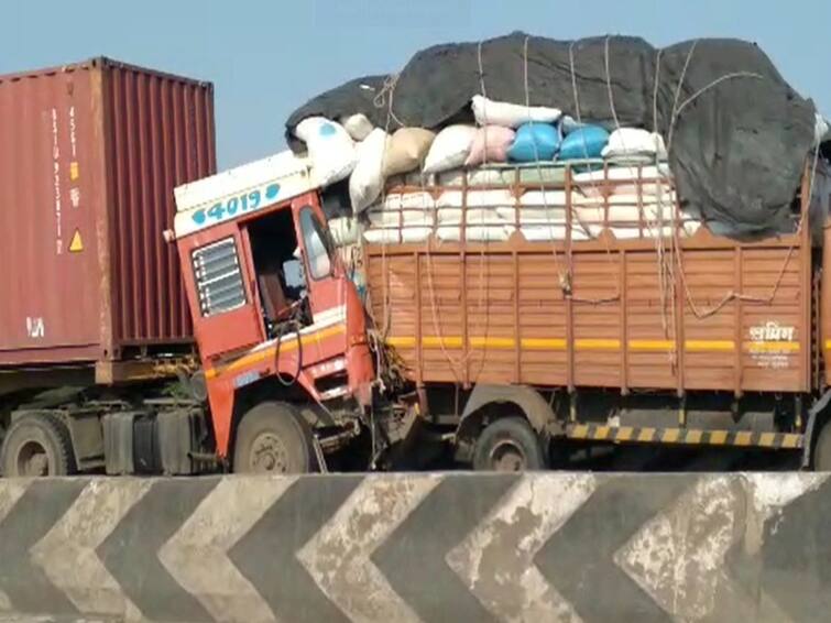 maharashtra news nashik news Eicher container accident on Dwarka-Adgaon flyover, mother daughter died Nashik Accident : द्वारका-आडगाव उड्डाणपुलावर आयशरची कंटेनरला धडक; मायलेकींचा जागीच मृत्यू 