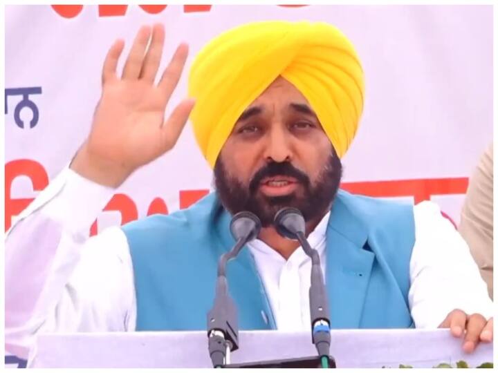 Punjab Politics: सीएम मान ने पूर्व मुख्यमंत्री चन्नी पर लगाए गंभीर आरोप, कहा- 'खिलाड़ी से नौकरी के बदले भांजे ने मांगे थे 2 करोड़' cm bhagwant mann blame charanjit singh channi Nephew over corruption accusation Punjab Politics: सीएम मान ने पूर्व मुख्यमंत्री चन्नी पर लगाए गंभीर आरोप, कहा- 'खिलाड़ी से नौकरी के बदले भांजे ने मांगे थे 2 करोड़'