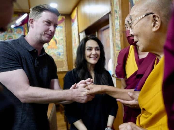 Preity Zinta meets Dalai Lama with husband Gene Goodenough  shares photos with fans Preity Zinta Met Dalai Lama: पति के साथ दलाई लामा से मुलाकात करने पहुंची प्रीति, फैंस के साथ शेयर की खूबसूरत तस्वीरें