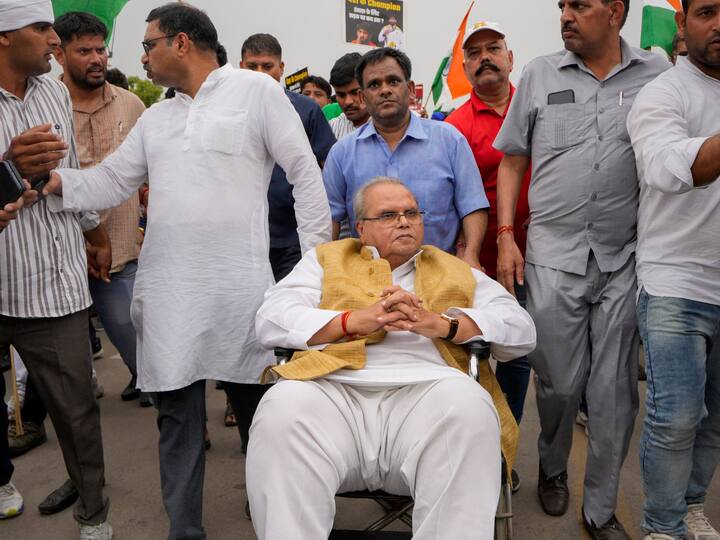 Former Jammu and Kashmir Lieutenant Governor Satyapal Malik along with other supporters at the candlelight march. Image Source: PTI