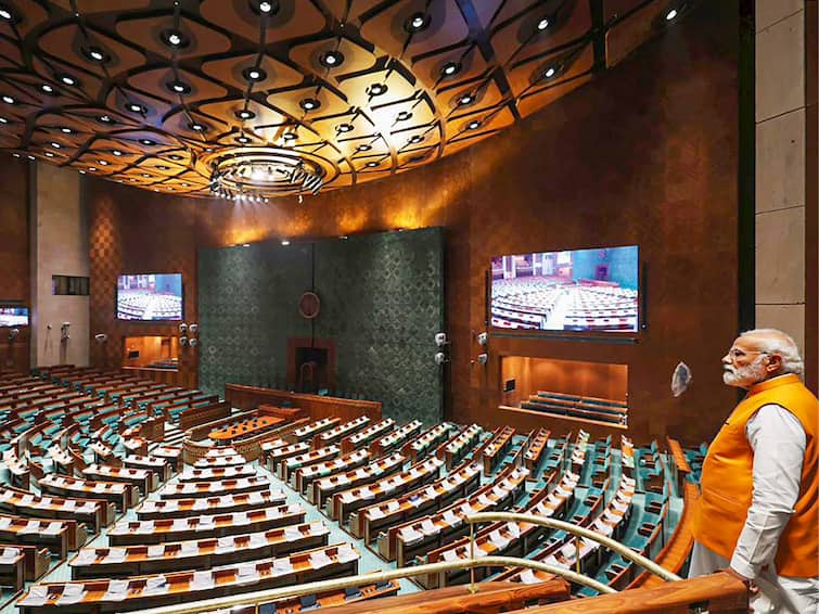 Parliament Special Session: PM Modi To Hold Constitution Handbook While Entering New Parliament Parliament Special Session: ગણેશ ચતુર્થીના દિવસે નવા સંસદભવનના શ્રીગણેશ, બંધારણની કોપી લઇને જશે વડાપ્રધાન મોદી