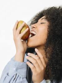 इन चीजों के साथ भूलकर भी ना खाएं आम