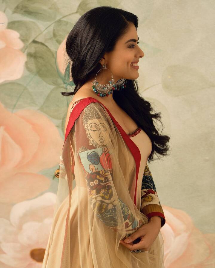 பின் தெற்கு பக்கம் கால் வைத்த இவர் வெந்து தணிந்தது காடு படம் மூலம் தமிழ் சினிமாவில் அறிமுகமானார்.