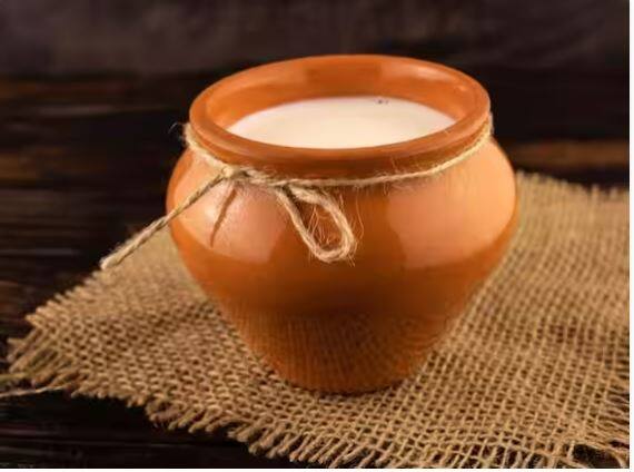 ਮਿੱਟੀ ਦੇ ਭਾਂਡੇ 'ਚ ਜੰਮੇ ਦਹੀਂ ਵਿੱਚ ਪ੍ਰੋਬਾਇਓਟਿਕਸ ਦੀ ਮਾਤਰਾ ਜ਼ਿਆਦਾ ਹੁੰਦੀ ਹੈ। ਪ੍ਰੋਬਾਇਓਟਿਕਸ ਬਹੁਤ ਫਾਇਦੇਮੰਦ ਬੈਕਟੀਰੀਆ ਹੁੰਦੇ ਹਨ, ਜੋ ਨਾ ਸਿਰਫ਼ ਪਾਚਨ ਵਿੱਚ ਮਦਦ ਕਰਦੇ ਹਨ, ਸਗੋਂ ਇਮਿਊਨ ਸਿਸਟਮ ਨੂੰ ਮਜ਼ਬੂਤ ​​ਕਰਨ ਦਾ ਕੰਮ ਵੀ ਕਰਦੇ ਹਨ।  ਮਿੱਟੀ ਦਾ ਭਾਂਡਾ ਦਹੀਂ ਦੇ ਵਾਧੂ ਪਾਣੀ ਨੂੰ ਵੀ ਸੋਖ ਲੈਂਦਾ ਹੈ। ਇਹੀ ਕਾਰਨ ਹੈ ਕਿ ਇਹ ਦਹੀਂ ਜ਼ਿਆਦਾ ਮੋਟਾ ਹੁੰਦਾ ਹੈ।