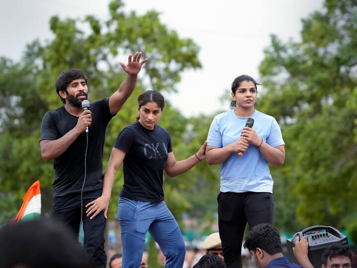 Wrestlers Bajrang Punia, Vinesh Phogat, and Sakshi Malik with supporters during their candlelight protest march, at India Gate. Image Source: PTI