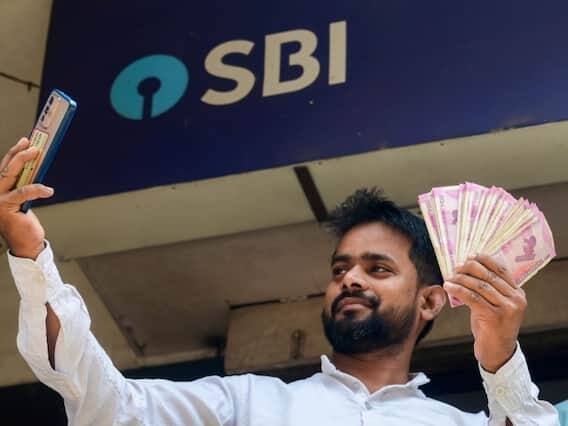 RBIએ 19 મેના રોજ 2000ની નોટને ચલણમાંથી બહાર કરવાનો નિર્ણય લીધો હતો. જોકે આરબીઆઈએ કહ્યું હતું કે આ નોટો 30 સપ્ટેમ્બર સુધી ચલણમાં રહેશે. મતલબ કે જેમની પાસે 2000ની નોટ છે તેમણે બેંકમાં જઈને બદલી લેવી જોઈએ.