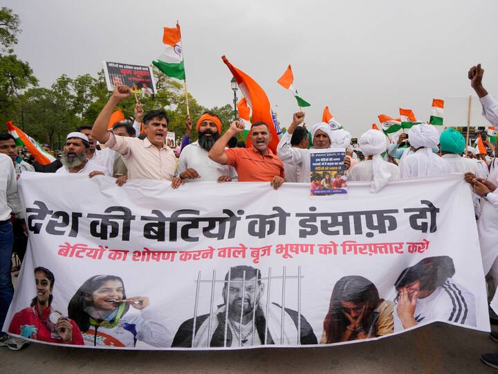 Supporters of the wrestler protesting against the WFI chief arrest his demand at India Gate. Image Source: PTI