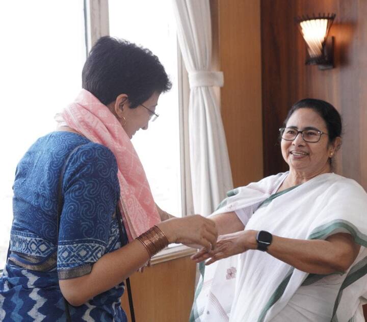 তাৎপর্যপূর্ণ বিষয় হল, মমতা বন্দ্য়োপাধ্য়ায় ও অরবিন্দ কেজরিওয়াল, দুজনেই মোদি বিরোধী বলে পরিচিত হলেও, কংগ্রেস কিংবা রাহুল গান্ধীর থেকে আগাগোড়া দূরত্ব তৈরি করে রেখেছেন!