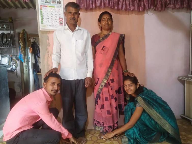 success story of Deepali Pagar Gade married woman from Niphad select for Mumbai Police Nashik Maharashtra news Nashik Success Story : एकीकडं खाकीचं स्वप्न, दुसरीकडं चार महिन्यांची चिमुकली, दूर राहिली पण यश मिळवलंच! 