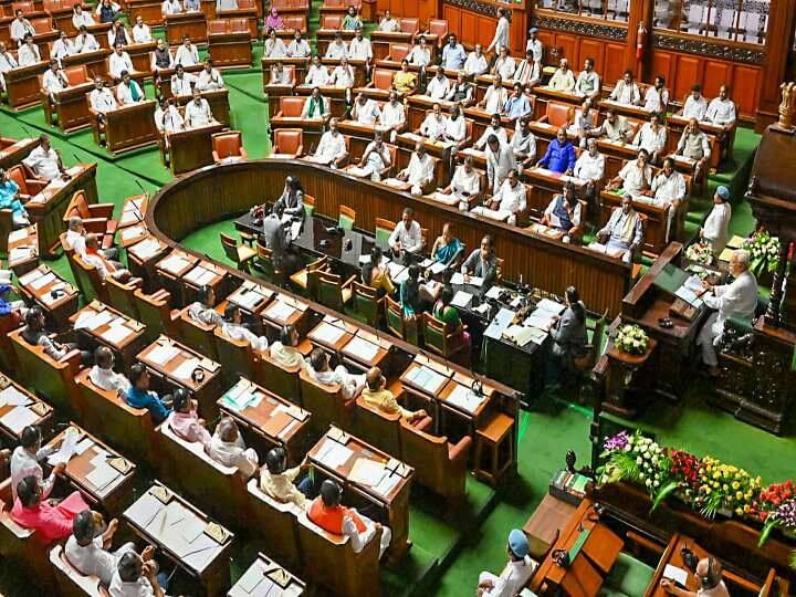 Karnataka Assembly Session Not Constitution and God Karnataka MLAs take oath of family deity Karnataka Assembly Session: न संविधान और न भगवान, कर्नाटक में विधायकों ने ली कुल देवता की शपथ