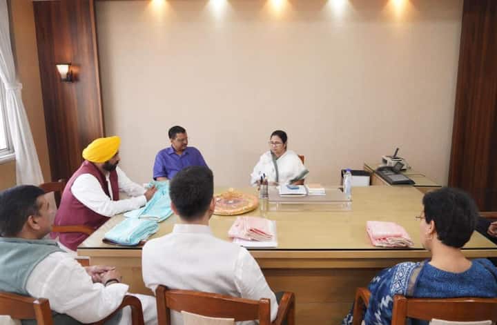 নবান্নে মমতা বন্দ্য়োপাধ্য়ায়ের সঙ্গে বৈঠক করলেন অরবিন্দ কেজরিওয়াল। বৈঠকের পর মুখ্যমন্ত্রী বলেন, আর তো ৬ মাস, তার আগেও হতে পারে, কোনও মিরাকেল হতে পারে। অন্যদিকে কেজরিওয়াল বলেন, দিদি বলেছেন, রাজ্যসভায় সমর্থন করবেন। এটা হলে চব্বিশের আগে একটা সেমিফাইনাল হবে। পাল্টা, জবাব দিয়েছে বিজেপি।